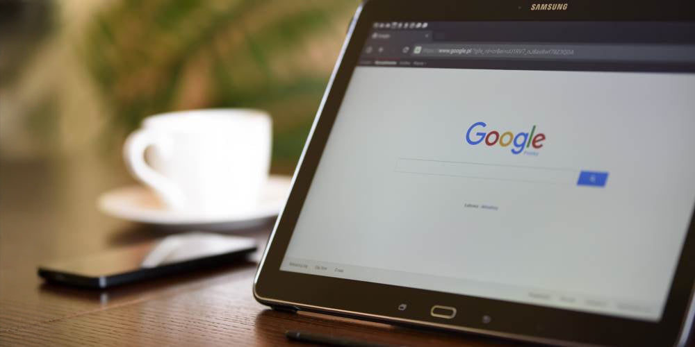 Tablet, a na nim wyszukiwarka Google.