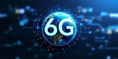 Planet Ziemia, a na niej napis 6G. Wkoło planety delikatne efekty sieci mobilnej.