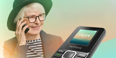 Starsza Pani rozmawia przez telefon