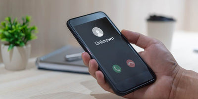 Smartfon, a na nim połączenie od nieznanego numeru.