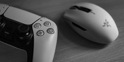 Biały pad kontroler do gier i myszka komputerowa