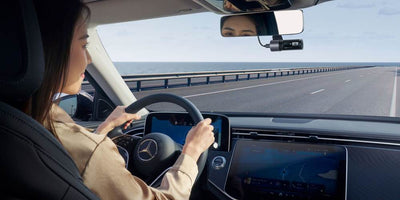 Jazda samochodem z wideorejestratorem na szybie.