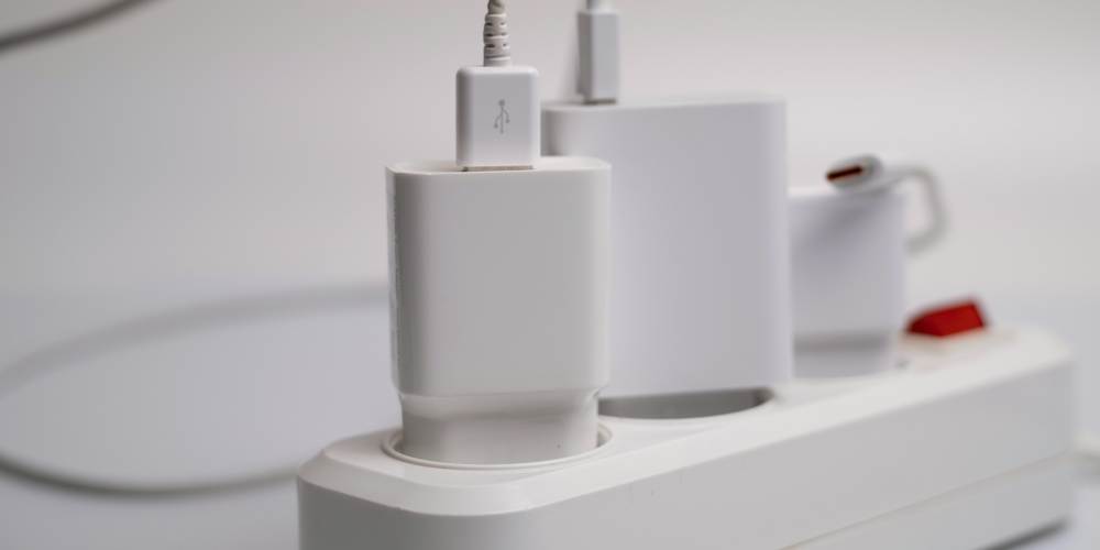 Biała listwa z wtyczkami w listwie.