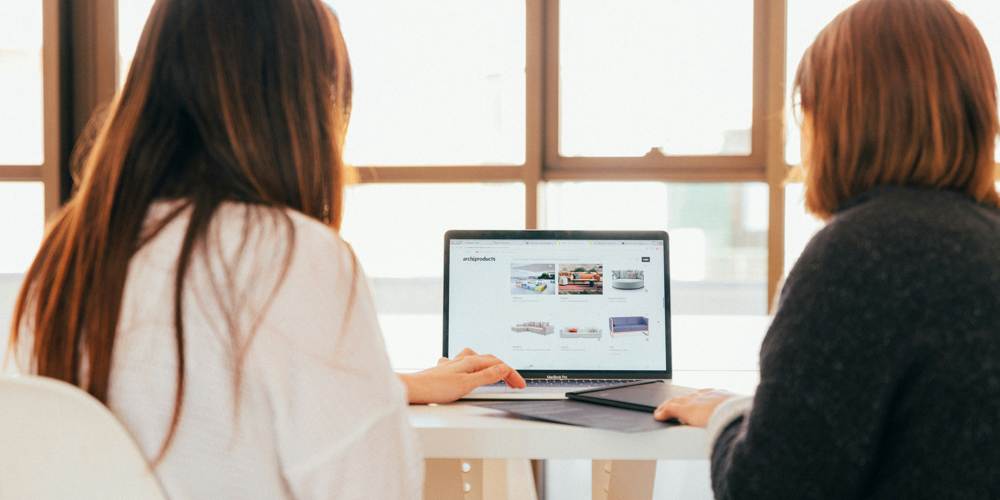 Przeglądanie strony internetowej przez dwie kobiety