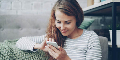 Przeglądanie małego smartfona