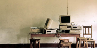 Stary sprzęt komputerowy na stole.